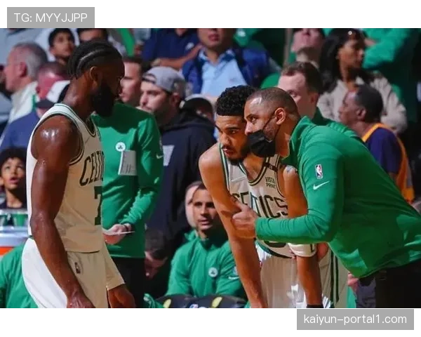 科尔强调找到效果最佳五人组 简化战术注重空间和球权转移